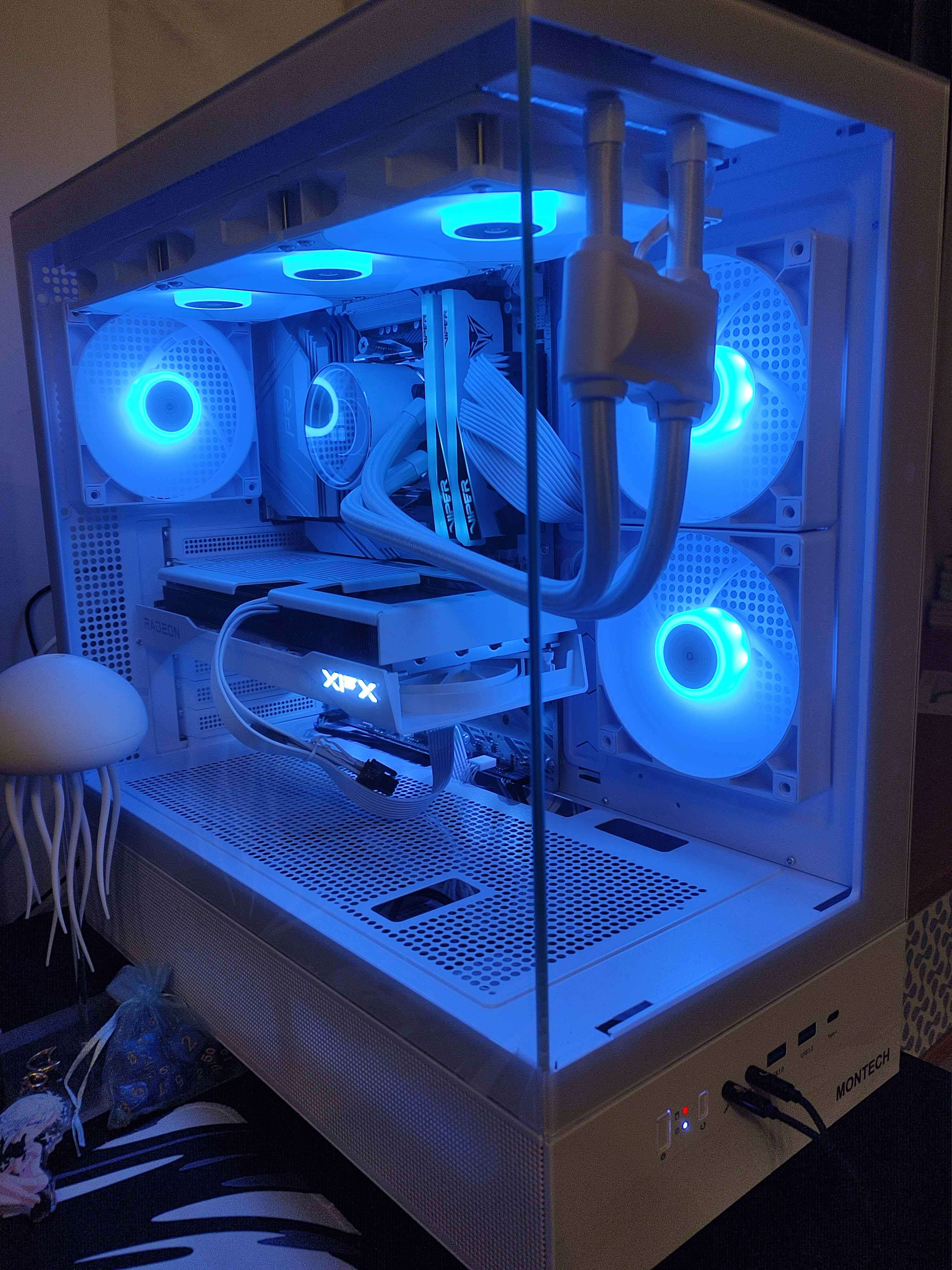 PC blanc custom monté par Ordi'sanat avec méduse décorative