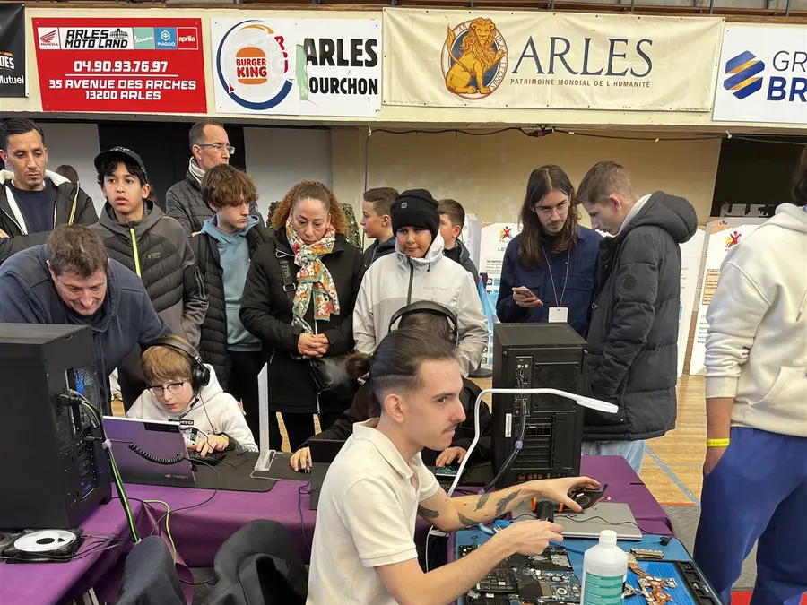 Stand Ordi'sanat monté à la PXL Lan, machines et périphériques alignés sur la table