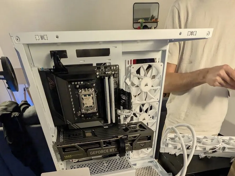 Montage en cours sur un boîtier blanc, outils et composants étalés sur l'établi
